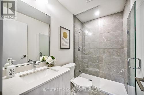 1030 - 14 David Eyer Road E, Richmond Hill, ON - Indoor Photo Showing Bathroom