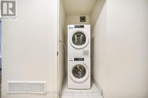 1030 - 14 David Eyer Road E, Richmond Hill, ON - Indoor Photo Showing Laundry Room