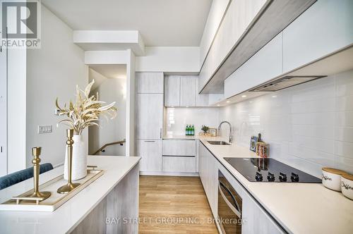 1030 - 14 David Eyer Road E, Richmond Hill, ON - Indoor Photo Showing Kitchen With Upgraded Kitchen