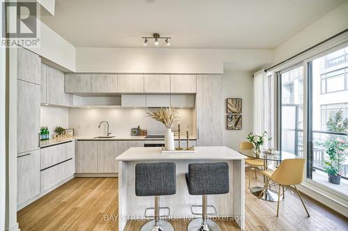 1030 - 14 David Eyer Road E, Richmond Hill, ON - Indoor Photo Showing Kitchen With Upgraded Kitchen