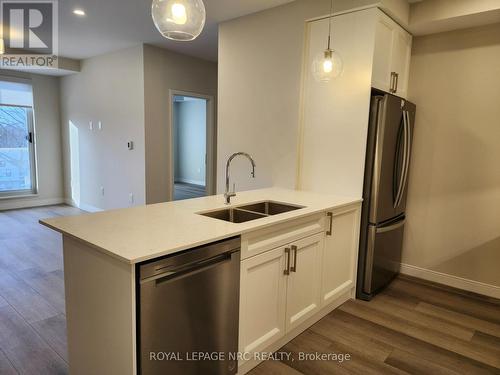 402 - 118 West Street, Port Colborne (878 - Sugarloaf), ON - Indoor Photo Showing Kitchen With Double Sink