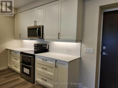 402 - 118 West Street, Port Colborne (878 - Sugarloaf), ON - Indoor Photo Showing Kitchen