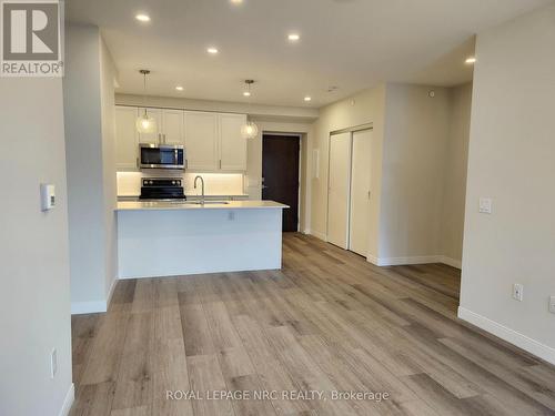 402 - 118 West Street, Port Colborne (878 - Sugarloaf), ON - Indoor Photo Showing Kitchen