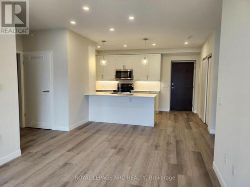 402 - 118 West Street, Port Colborne (878 - Sugarloaf), ON - Indoor Photo Showing Kitchen