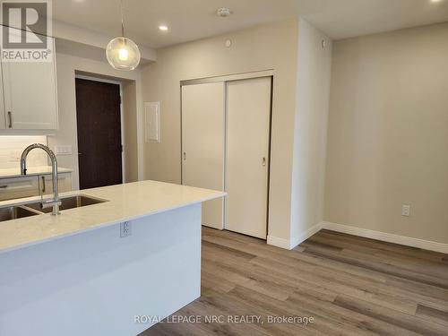 402 - 118 West Street, Port Colborne (878 - Sugarloaf), ON - Indoor Photo Showing Kitchen With Double Sink