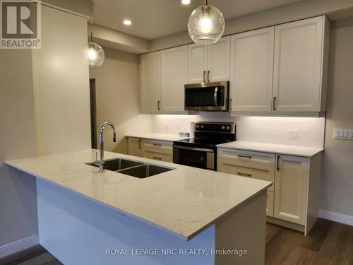 402 - 118 West Street, Port Colborne (878 - Sugarloaf), ON - Indoor Photo Showing Kitchen With Double Sink