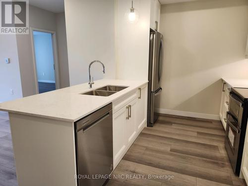 402 - 118 West Street, Port Colborne (878 - Sugarloaf), ON - Indoor Photo Showing Kitchen With Double Sink With Upgraded Kitchen