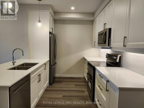 402 - 118 West Street, Port Colborne (878 - Sugarloaf), ON - Indoor Photo Showing Kitchen With Double Sink With Upgraded Kitchen