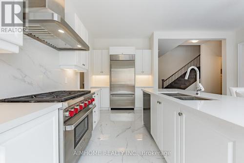 11 Sweet Gale Crescent, Richmond Hill, ON - Indoor Photo Showing Kitchen With Double Sink With Upgraded Kitchen