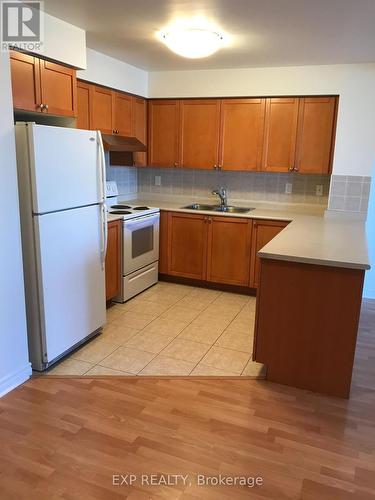 834 - 3888 Duke Of York Boulevard, Mississauga, ON - Indoor Photo Showing Kitchen With Double Sink