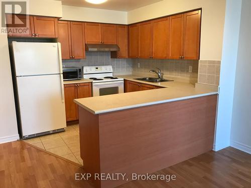 834 - 3888 Duke Of York Boulevard, Mississauga, ON - Indoor Photo Showing Kitchen With Double Sink