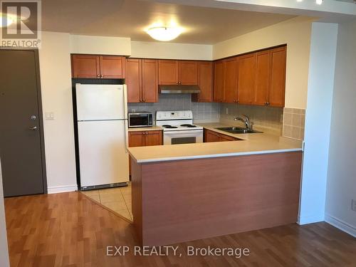 834 - 3888 Duke Of York Boulevard, Mississauga, ON - Indoor Photo Showing Kitchen With Double Sink