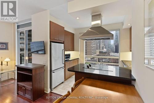 707 - 1121 Bay Street, Toronto, ON - Indoor Photo Showing Kitchen