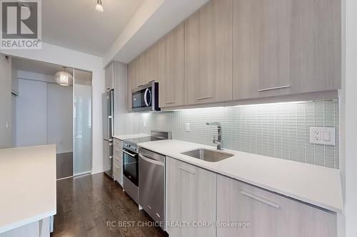 411 - 105 George Street, Toronto (Moss Park), ON - Indoor Photo Showing Kitchen With Upgraded Kitchen