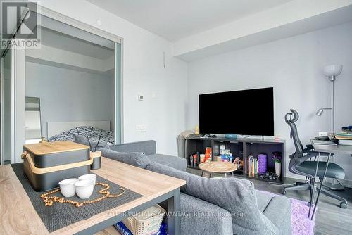 603 - 28 Wellesley Street E, Toronto, ON - Indoor Photo Showing Living Room