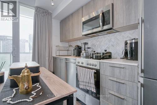 603 - 28 Wellesley Street E, Toronto, ON - Indoor Photo Showing Kitchen