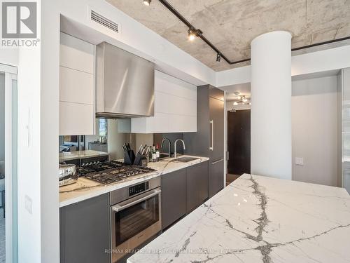 810 - 650 King Street W, Toronto (Waterfront Communities), ON - Indoor Photo Showing Kitchen