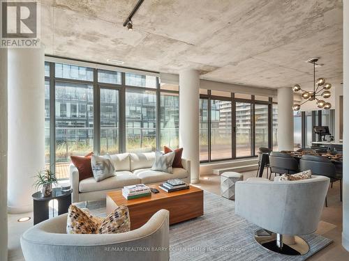 810 - 650 King Street W, Toronto, ON - Indoor Photo Showing Living Room