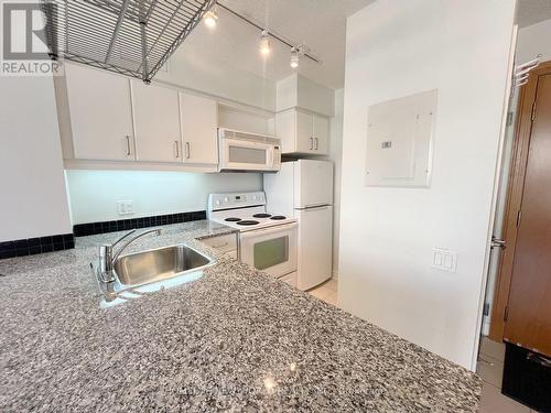 609 - 33 Sheppard Avenue E, Toronto, ON - Indoor Photo Showing Kitchen