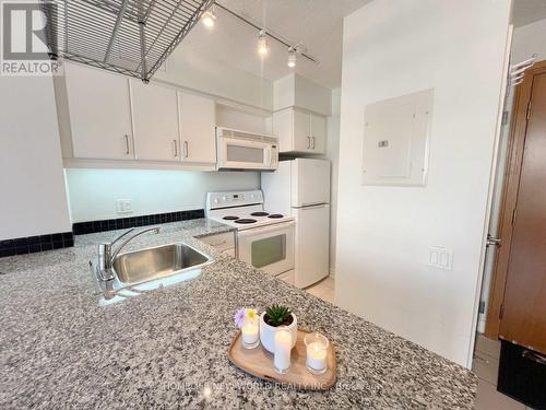 609 - 33 Sheppard Avenue E, Toronto (Willowdale East), ON - Indoor Photo Showing Kitchen