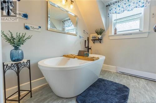 54 Squire Street, Sackville, NB - Indoor Photo Showing Bathroom