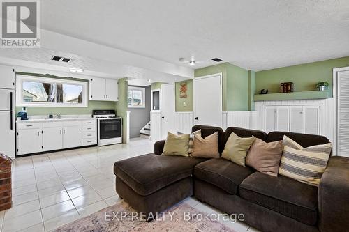 6536 Glengate Street, Niagara Falls (Morrison), ON - Indoor Photo Showing Living Room