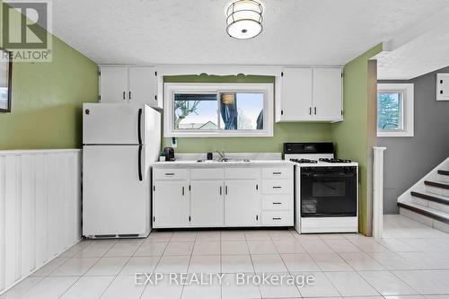 6536 Glengate Street, Niagara Falls (Morrison), ON - Indoor Photo Showing Kitchen