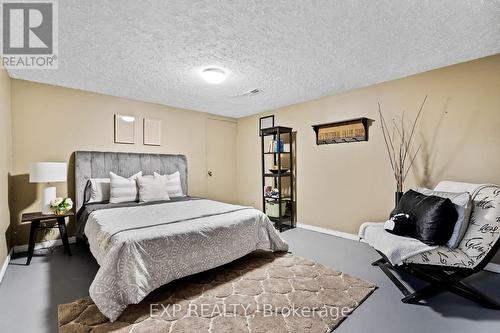 6536 Glengate Street, Niagara Falls (Morrison), ON - Indoor Photo Showing Bedroom