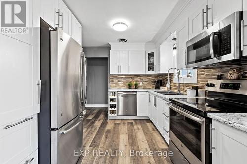 6536 Glengate Street, Niagara Falls, ON - Indoor Photo Showing Kitchen With Stainless Steel Kitchen With Double Sink With Upgraded Kitchen