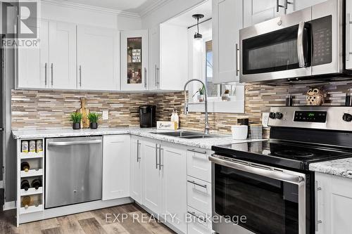 6536 Glengate Street, Niagara Falls, ON - Indoor Photo Showing Kitchen With Double Sink With Upgraded Kitchen