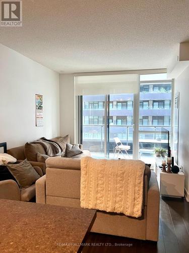 #303 - 30 Roehampton Avenue, Toronto, ON - Indoor Photo Showing Living Room