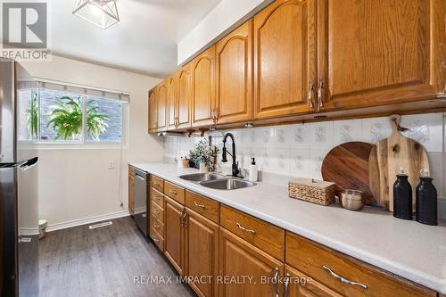 372 Daytona Court, Oshawa (Samac), ON - Indoor Photo Showing Kitchen With Double Sink