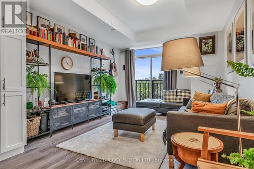 417 - 6235 Main Street, Whitchurch-Stouffville, ON - Indoor Photo Showing Living Room