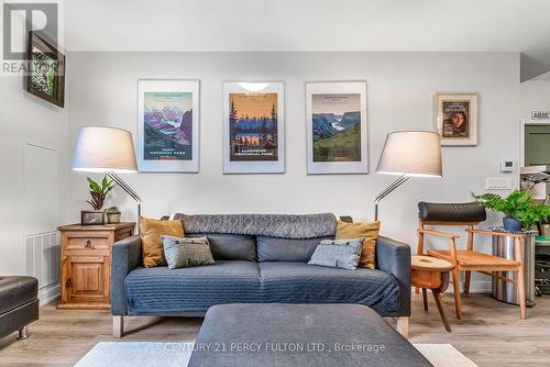 417 - 6235 Main Street, Whitchurch-Stouffville, ON - Indoor Photo Showing Living Room