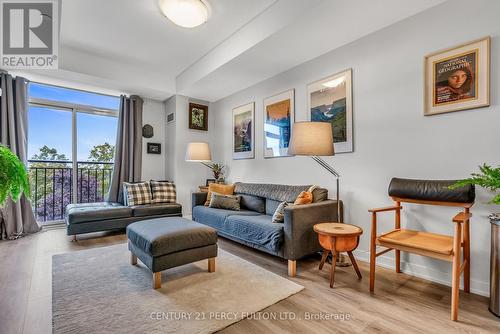 417 - 6235 Main Street, Whitchurch-Stouffville, ON - Indoor Photo Showing Living Room