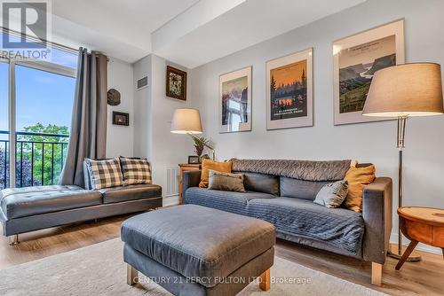 417 - 6235 Main Street, Whitchurch-Stouffville, ON - Indoor Photo Showing Living Room