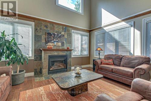 33 Duchess Avenue, London, ON - Indoor Photo Showing Living Room With Fireplace