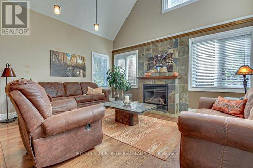 33 Duchess Avenue, London, ON - Indoor Photo Showing Living Room With Fireplace