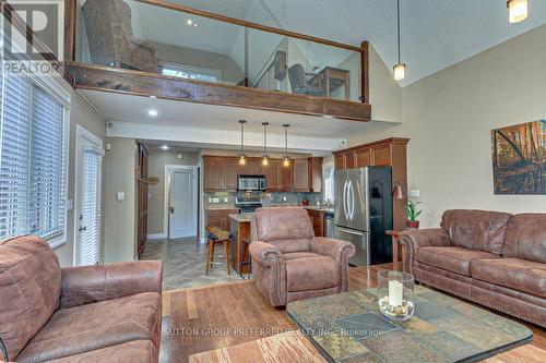 33 Duchess Avenue, London, ON - Indoor Photo Showing Living Room