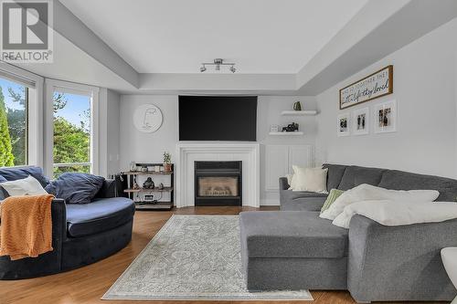 980 Dilworth Drive Unit# 101, Kelowna, BC - Indoor Photo Showing Living Room With Fireplace