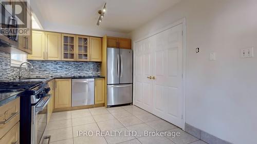 4142 Trellis Crescent, Mississauga, ON - Indoor Photo Showing Kitchen