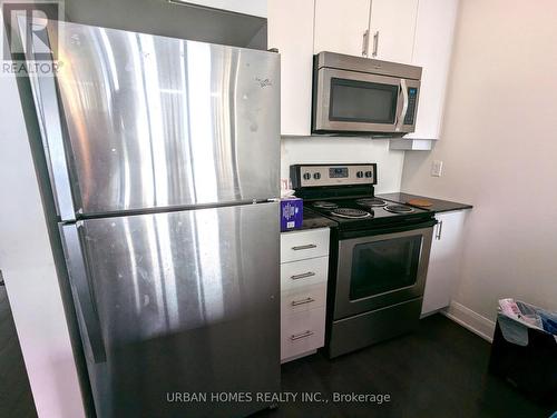 303 - 2900 Highway 7, Vaughan, ON - Indoor Photo Showing Kitchen