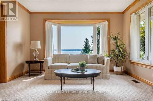 122 Cottage Ln, Georgian Bluffs, ON - Indoor Photo Showing Living Room