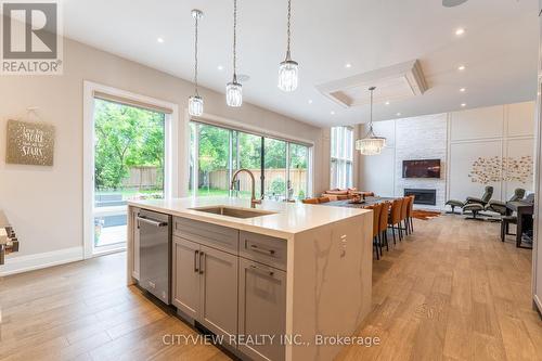 1345 Sheldon Avenue, Oakville, ON - Indoor Photo Showing Kitchen With Upgraded Kitchen