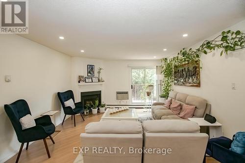 1031 - 1504 Pilgrims Way, Oakville, ON - Indoor Photo Showing Living Room