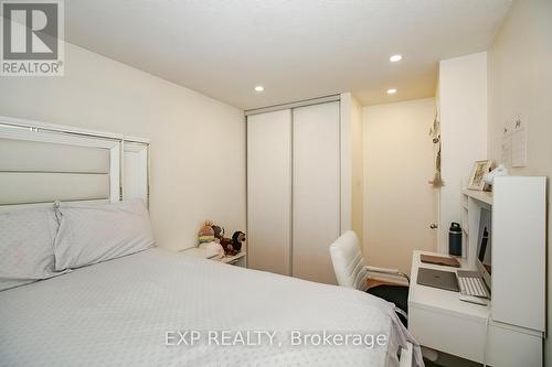 1031 - 1504 Pilgrims Way, Oakville, ON - Indoor Photo Showing Bedroom