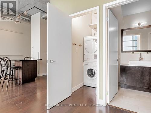 902 - 42 Camden Street, Toronto, ON - Indoor Photo Showing Laundry Room