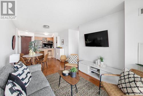 1210 - 16 Harrison Garden Boulevard, Toronto, ON - Indoor Photo Showing Living Room