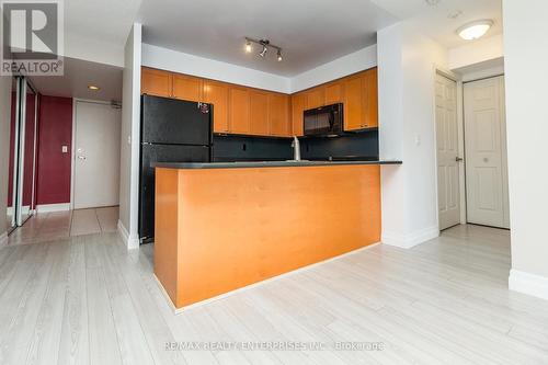 810 - 330 Adelaide Street E, Toronto, ON - Indoor Photo Showing Kitchen