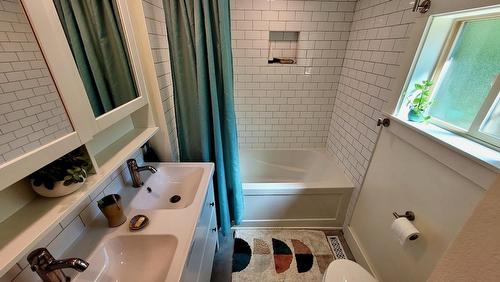 1420 Cedar Street, Nelson, BC - Indoor Photo Showing Bathroom